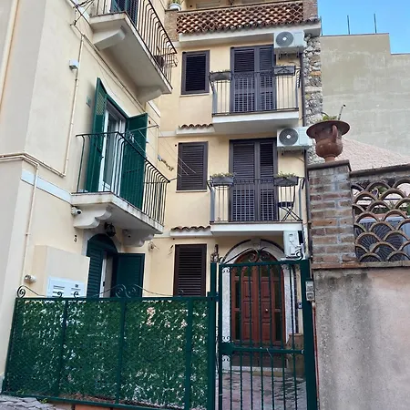 بيت ضيافة Tao House تاورمينا